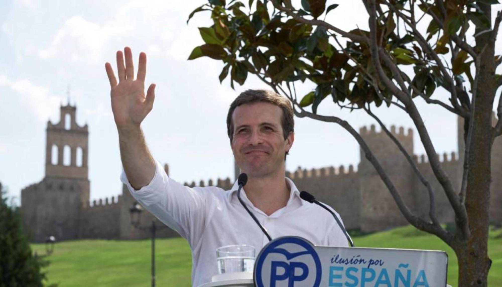 Pablo Casado ante las murallas de Ávila