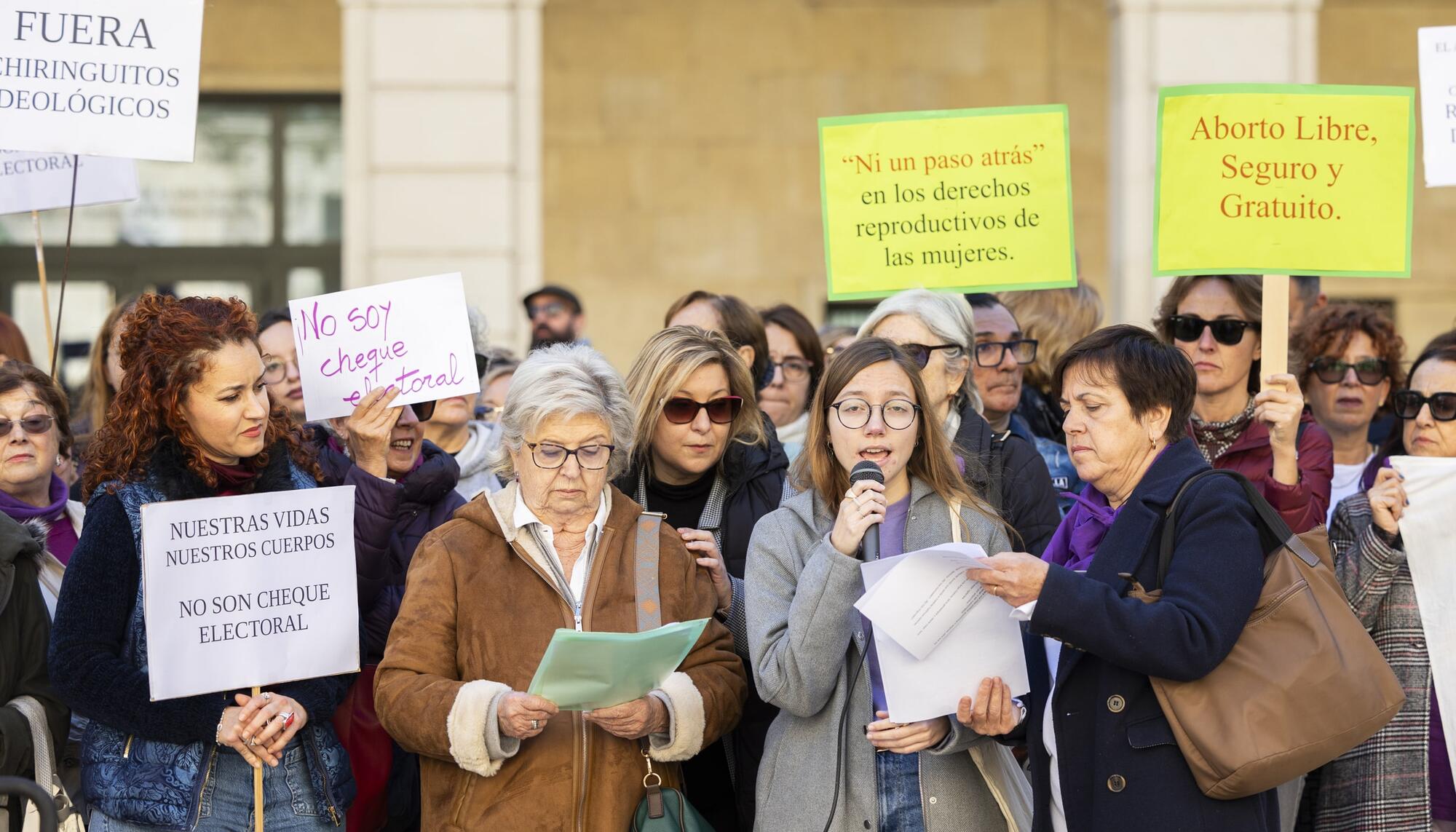 Movilización contra la oficina antiaborto de PP y Vox en Alicante - 12