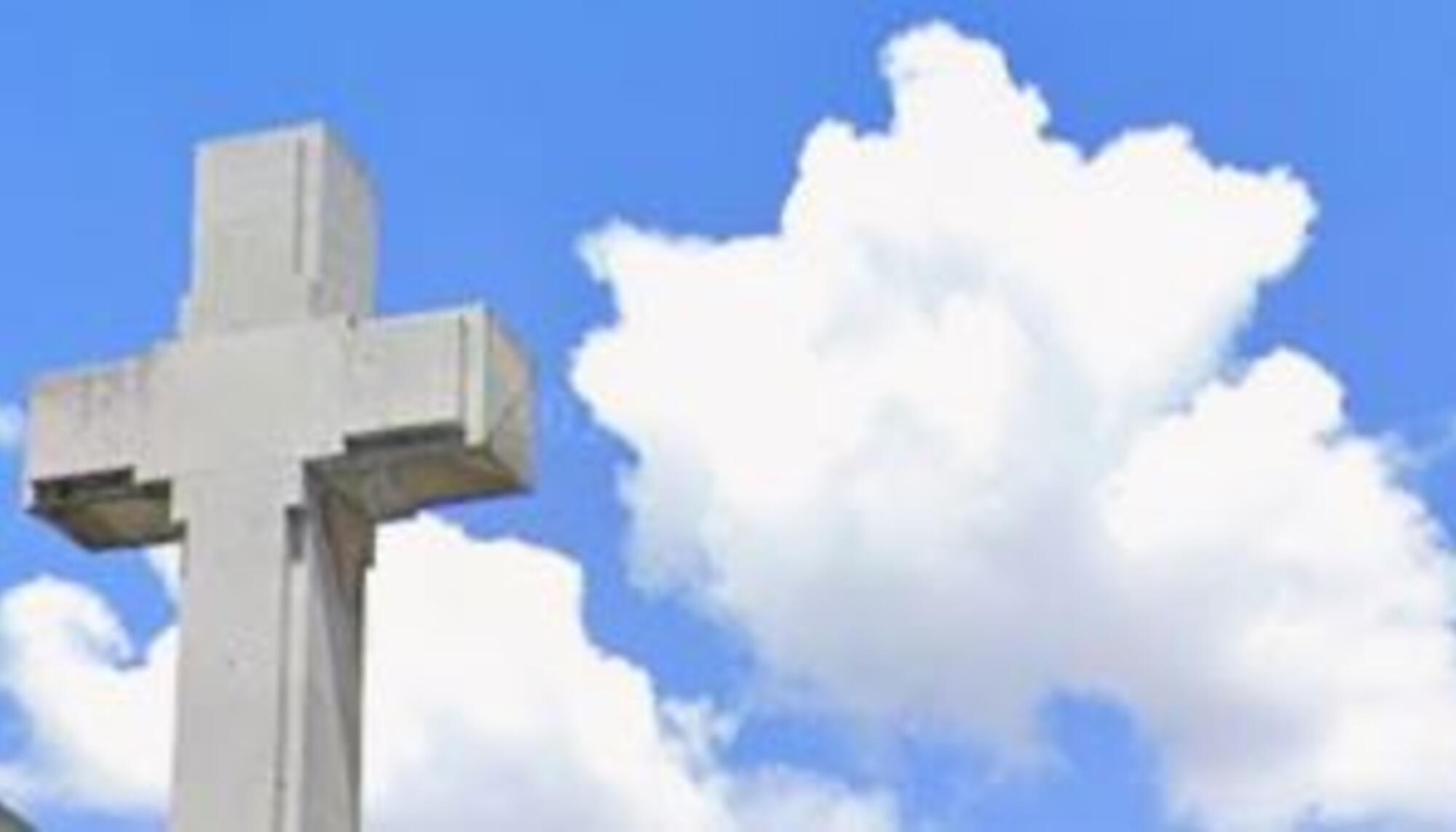 Cruz de los caídos con nuvbes Cáceres
