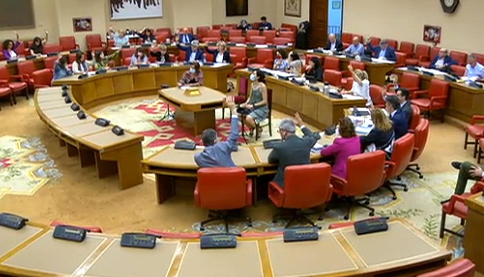 Manos alzadas en la Comisión de Trabajo, Inclusión, Seguridad Social y Migraciones, el 2 de junio de 2022.