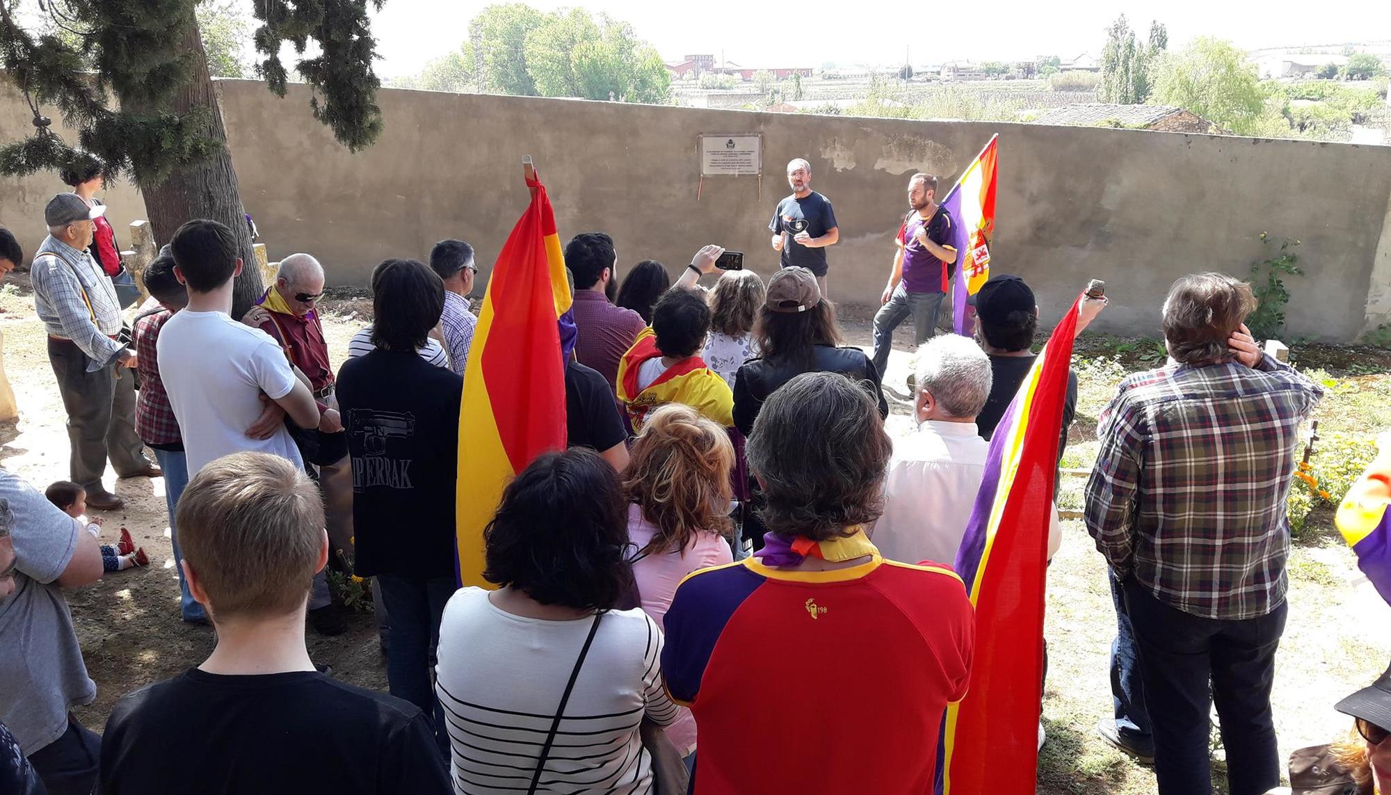 Placa de Memoria Histórica en el cementerio de Fuenmayor (La Rioja)