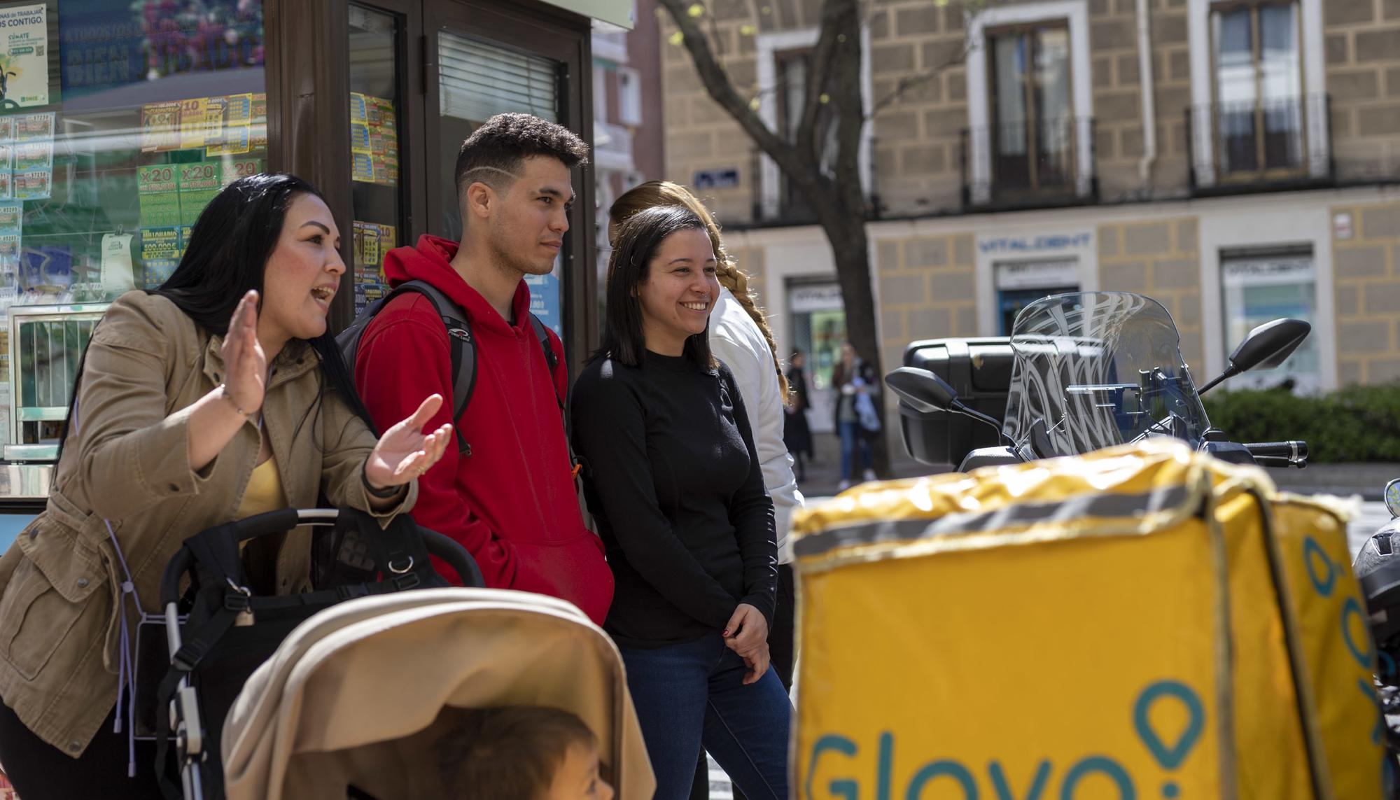 Concentración de riders en la sede de Glovo 2