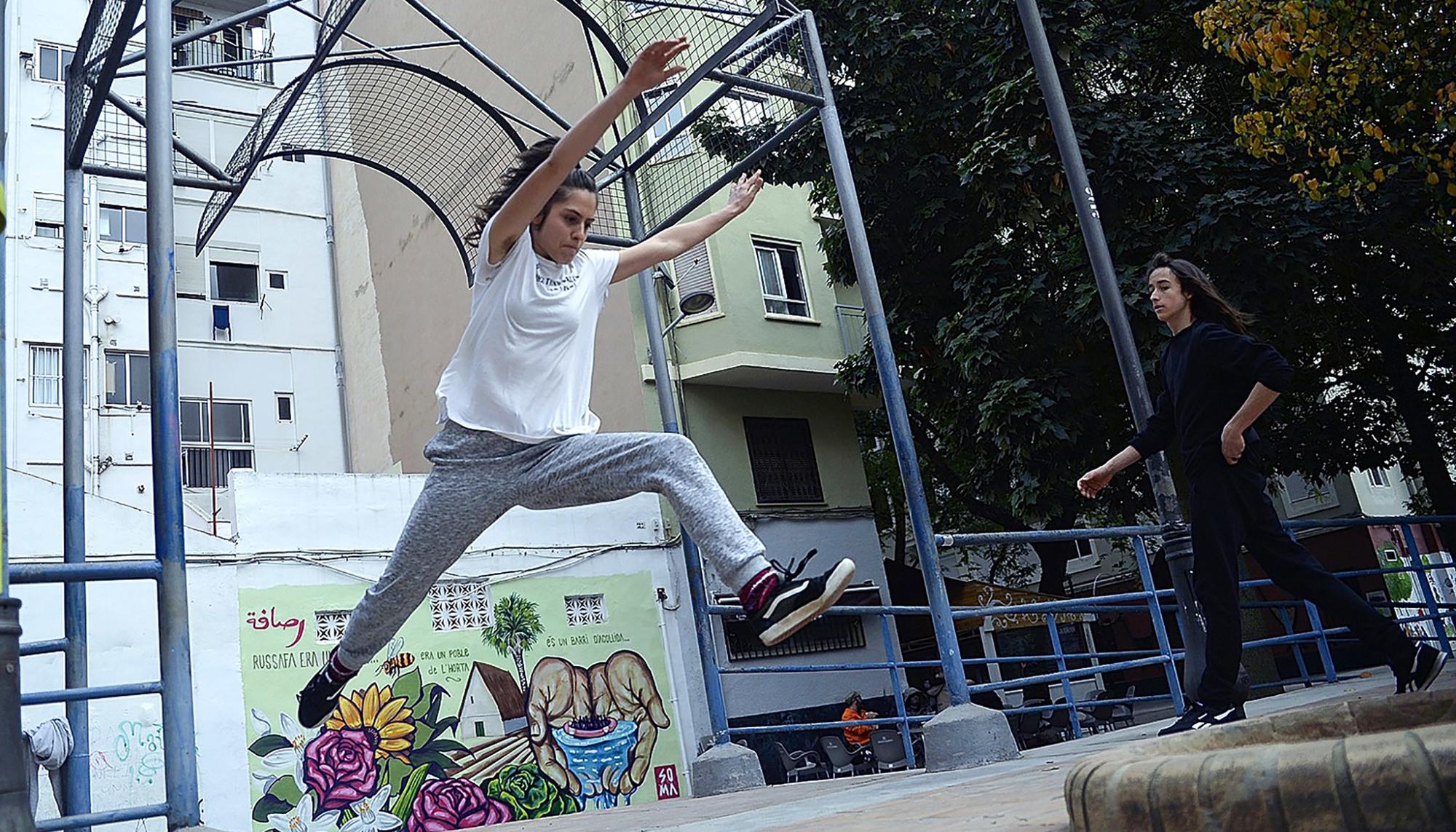 Dos mujeres hacen parkour en València