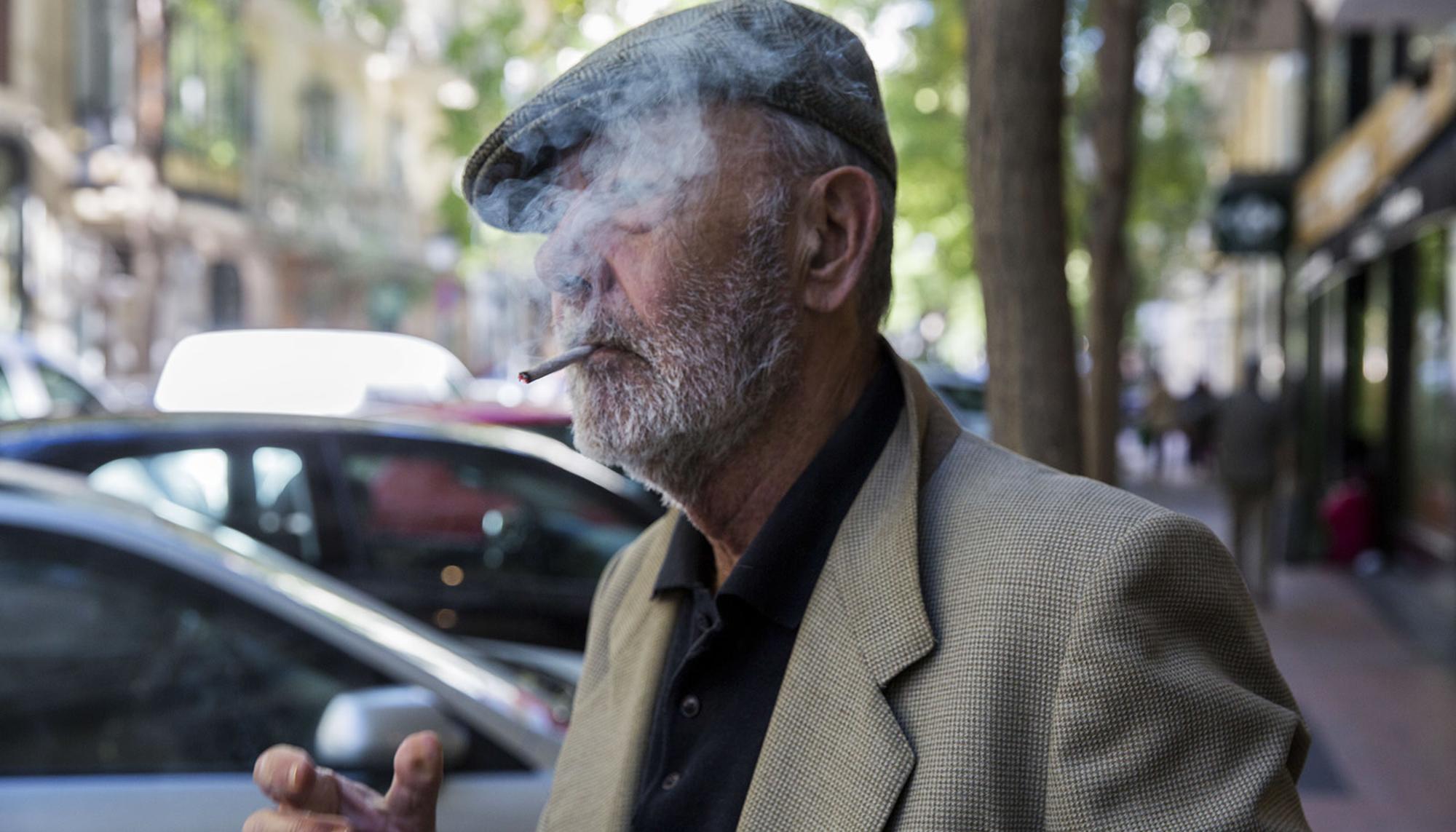 Julio Bustamante, entre el humo de un cigarro