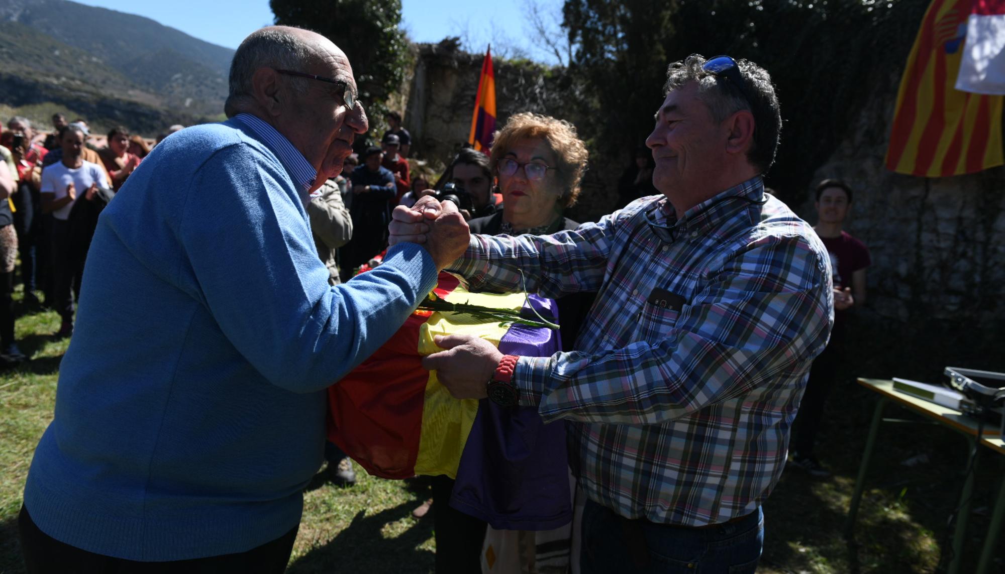Entrega de los restos exhumados de un represaliado por el franquismo en la cárcel de Valdenoceda (Burgos)