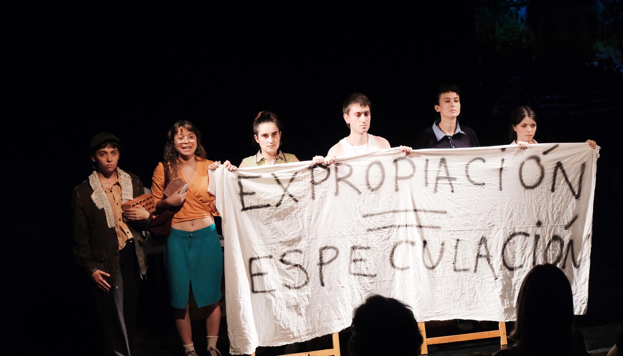 La obra ‘Un verano por metro cuadrado’ recupera la lucha entre la dignidad y la soberbia del pelotazo