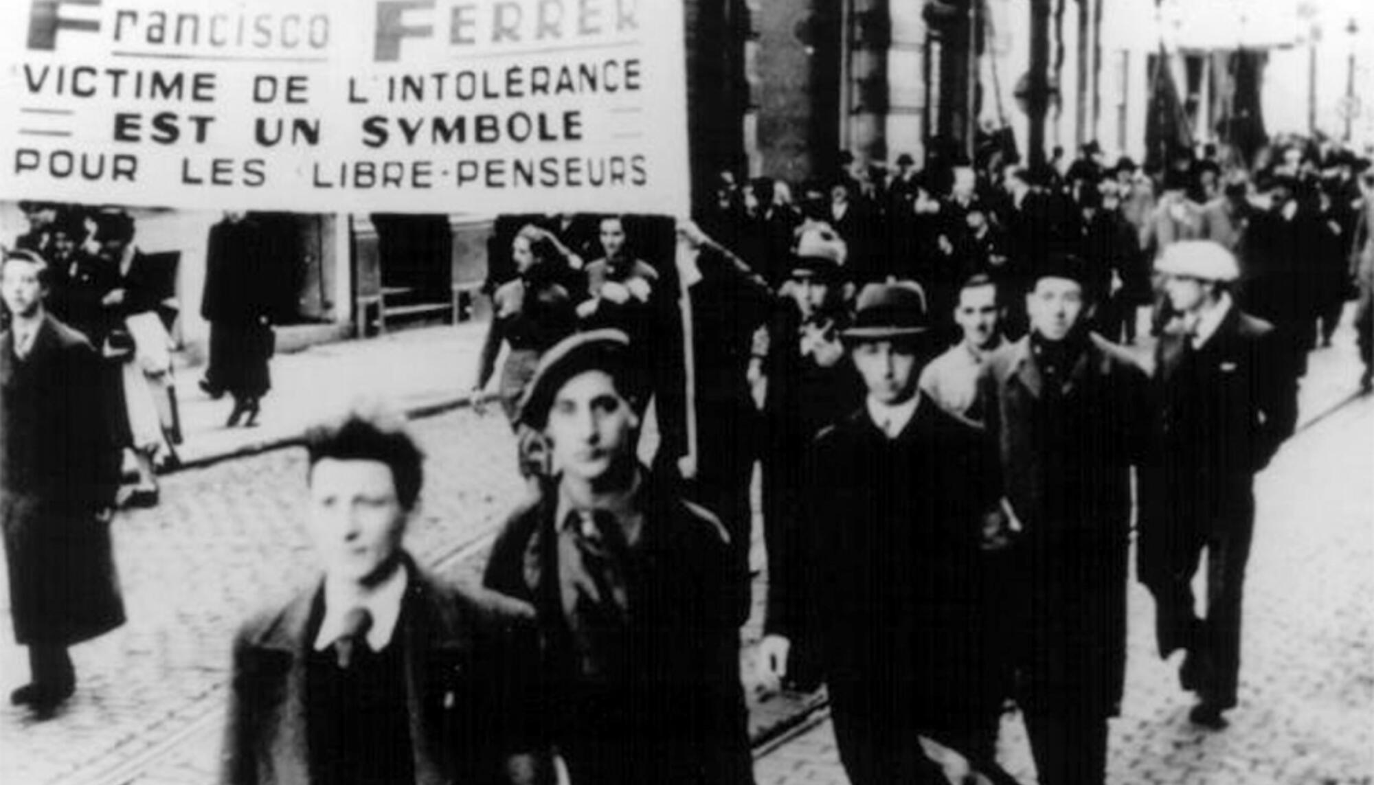 Manifestación en Francia para protestar por el fusilamiento de Ferrer y Guardia en 1909.