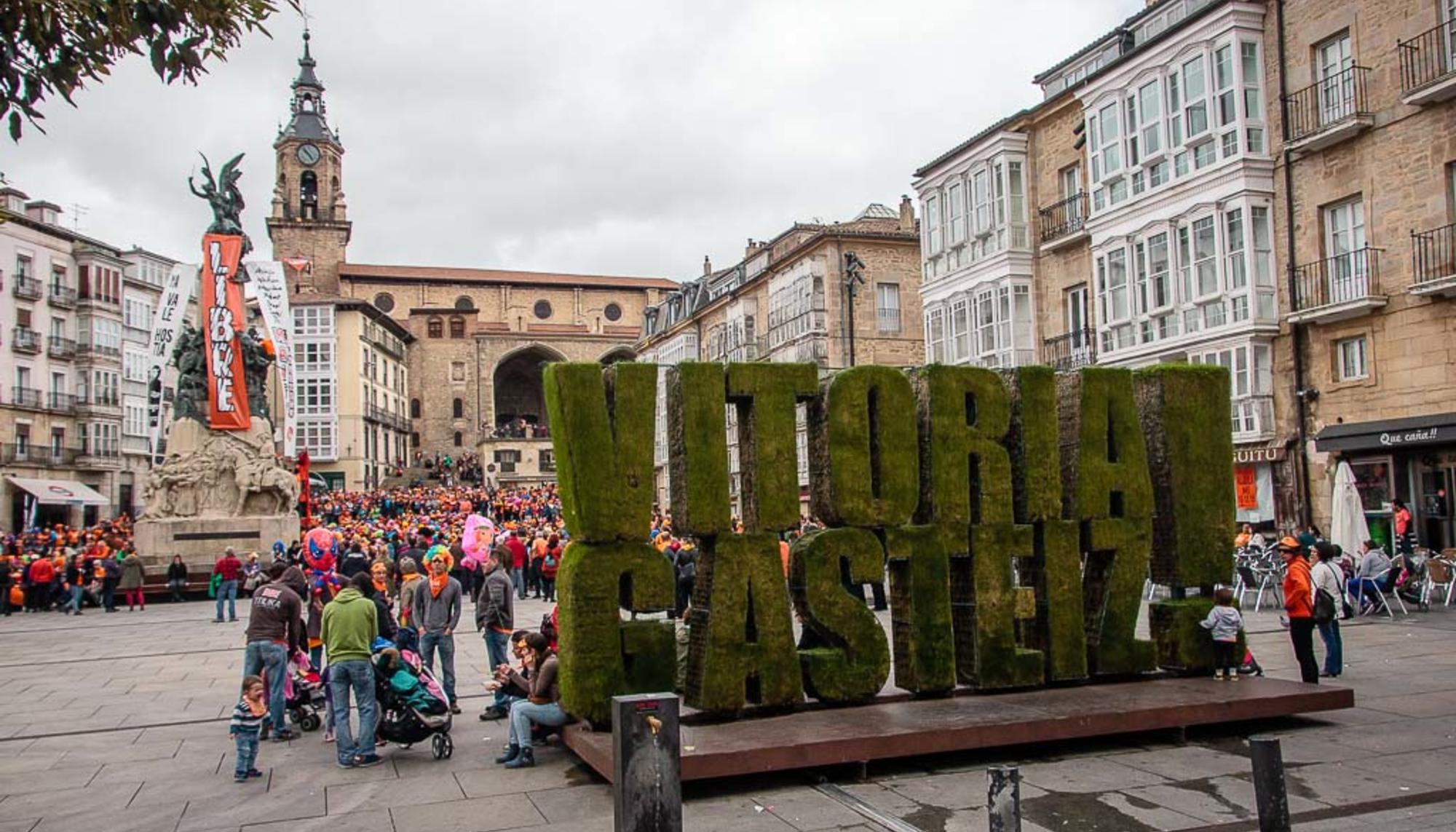 Muro popular contra la detención de tres jovenes, el pasado domingo en Gateiz.