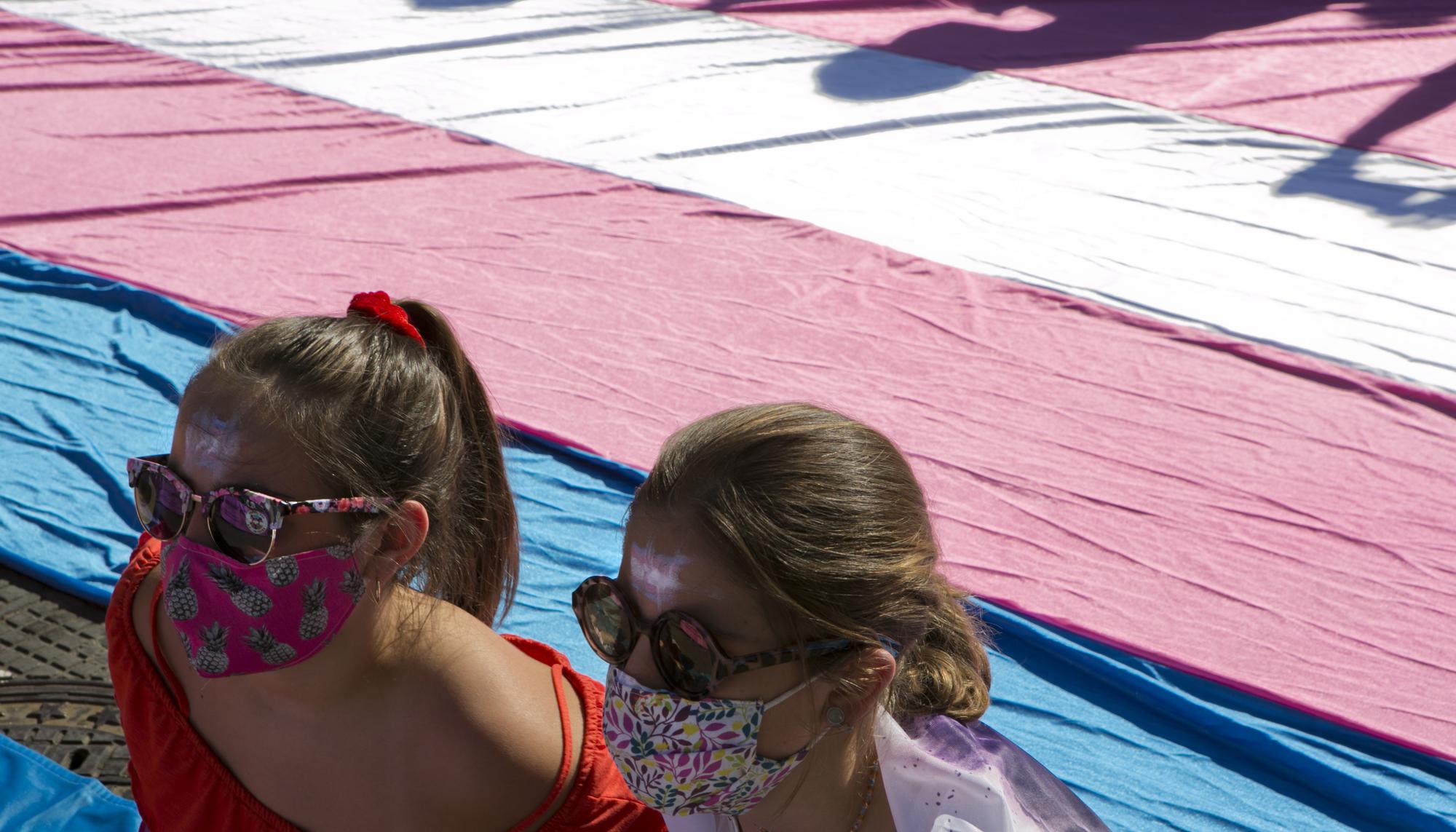 Familias Trans Aliadas se concentran en Sol para pedir una Ley Estatal Bandera