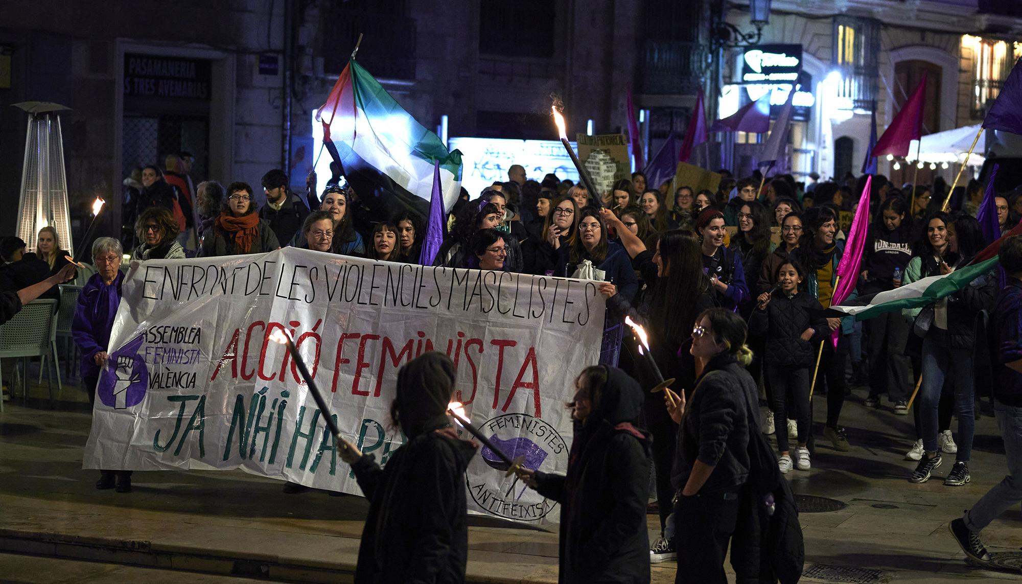 La Assemblea Feminista de València convocó una concentración en la noche del 24 de noviembre que recorrió el centro de la ciduad. - 1