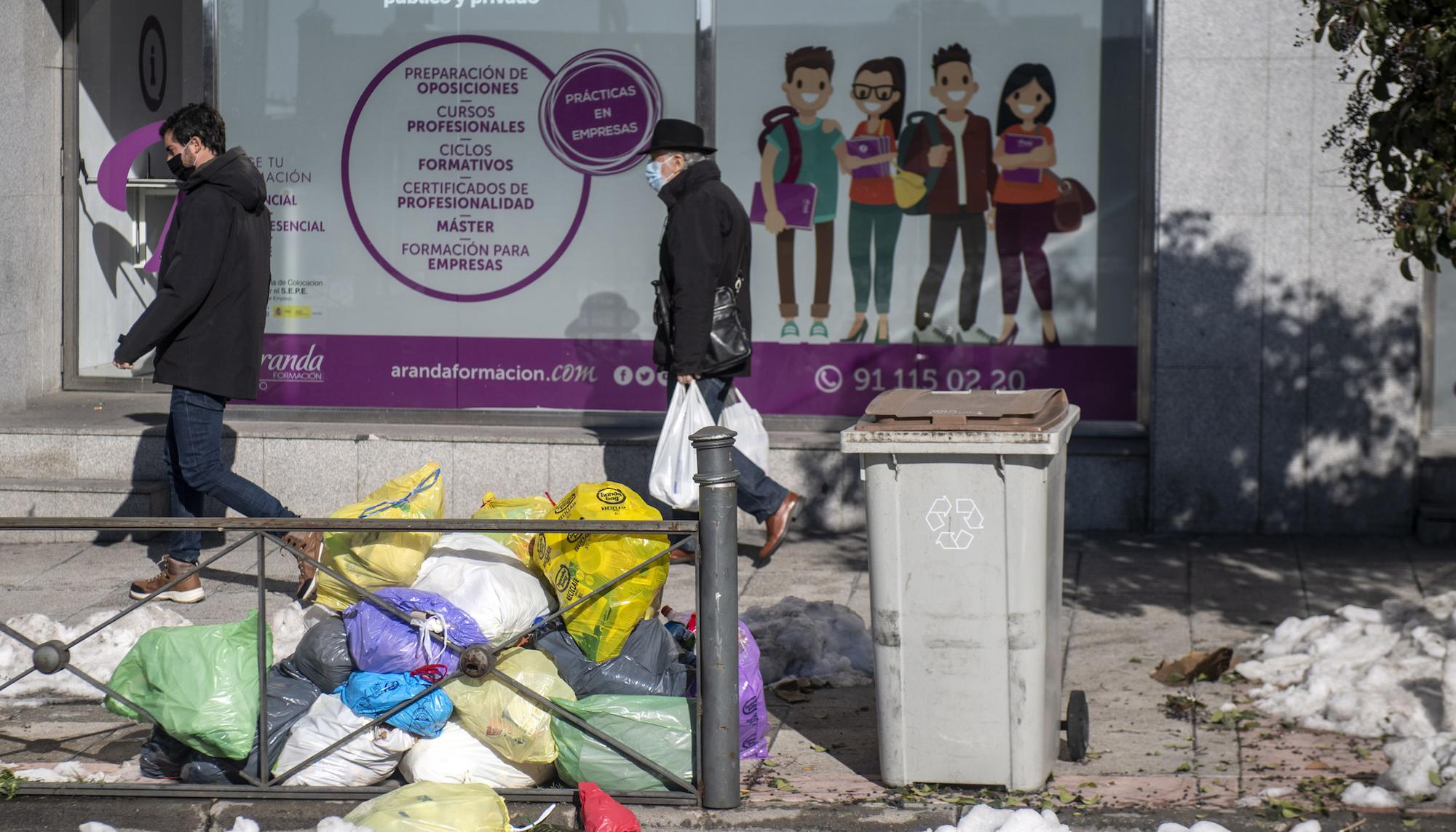 Nieve y basura en el barrio de Tetuán - 10