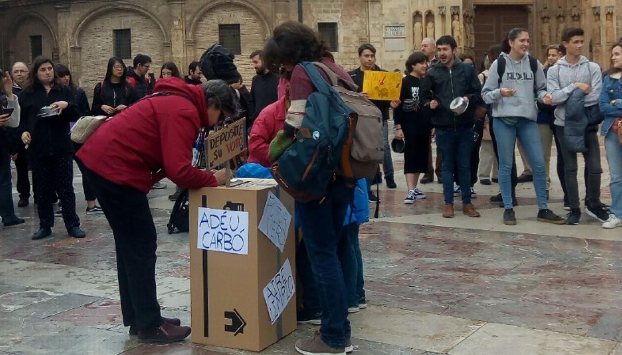 Concentración de Fridays For Future en la Plaza de la Virgen de València