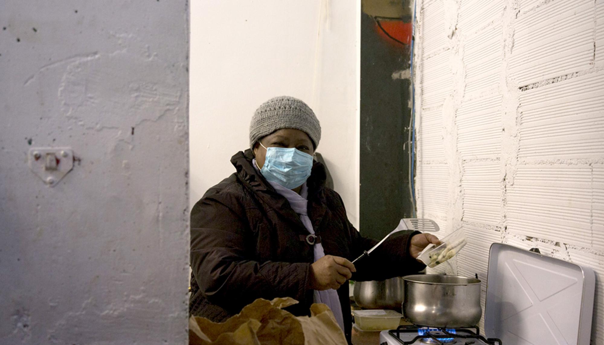 Virginia cocina la comida que recibe del comedor social. Maria d’Oultremont / Ojalá Projects