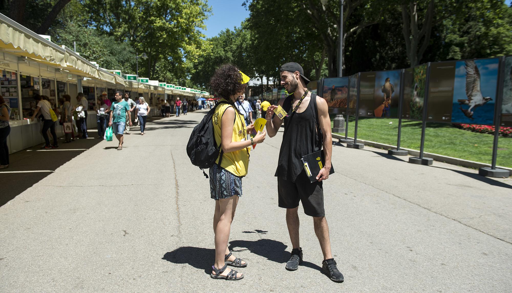 Captadores durante la Feria del Libro en Madrid