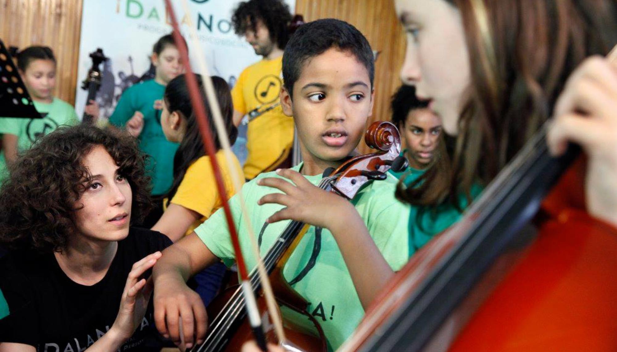 Dos alumnas del programa musicosocial DaLaNota