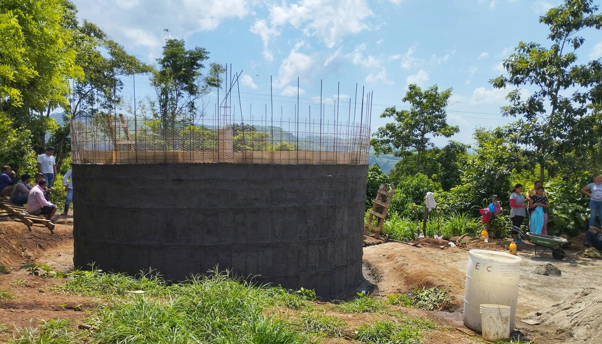 Depósito comunitario de agua en construcción en El Salvador.