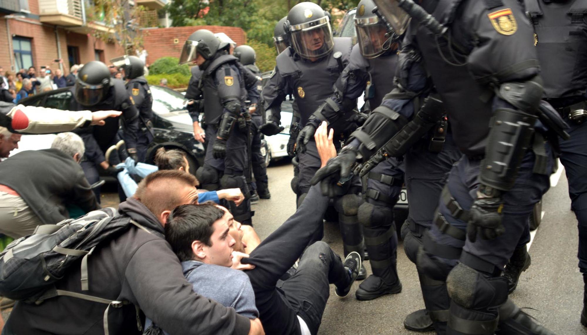 La Policía intenta desalojar a manifestantes en Barcelona.