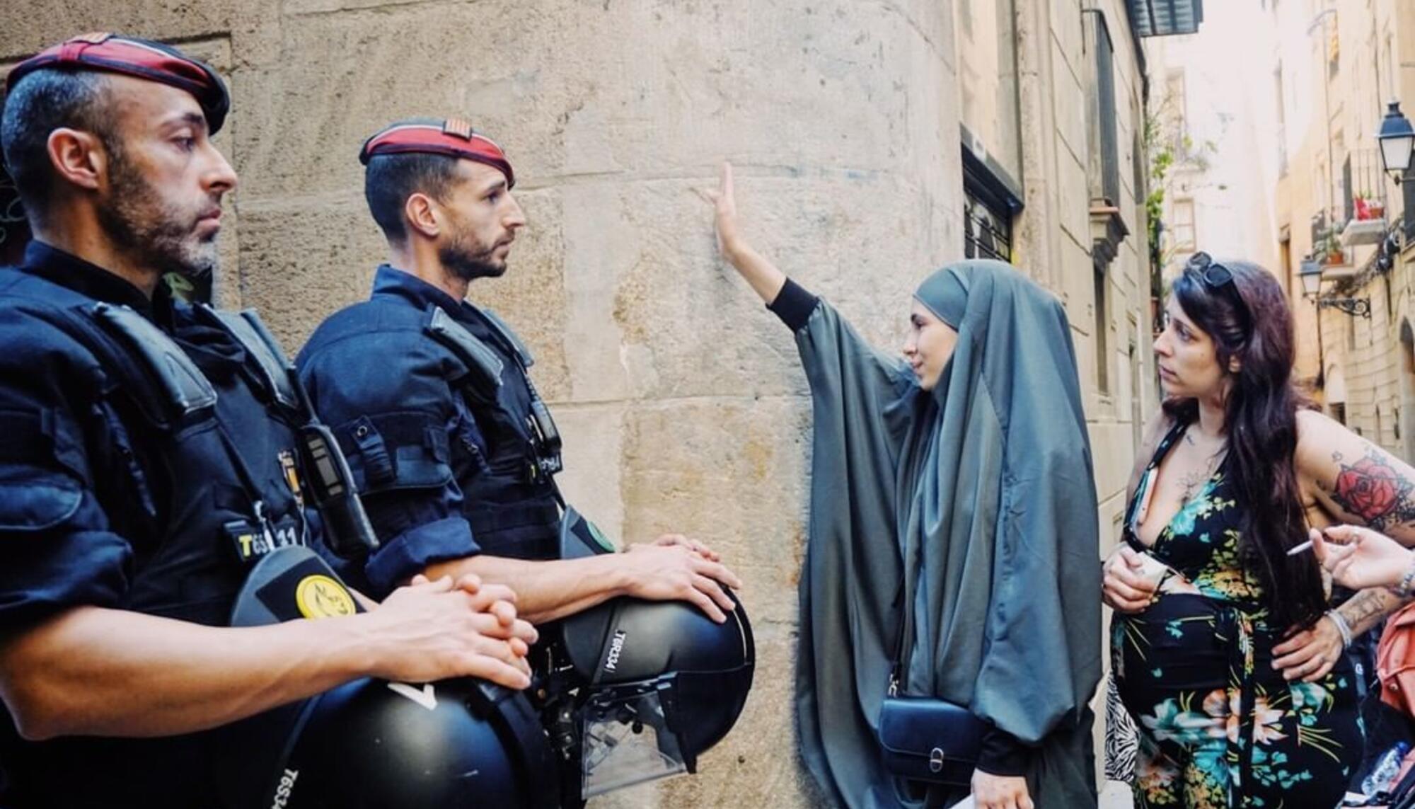Sharon (derecha) acudiendo a parar un desahucio junto a otra vecina del Casc Antic el pasado 30 de mayo en Barcelona. / Foto: Oma Yang (@omayy84)