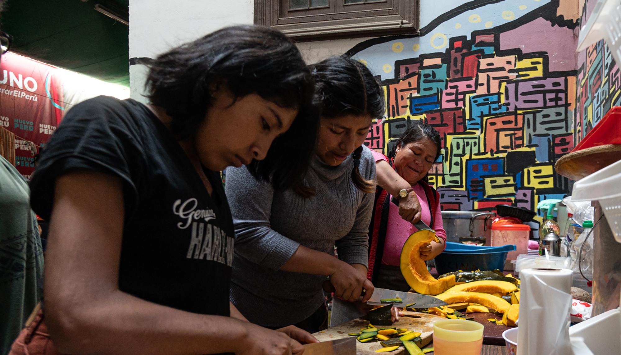  Dos mujeres preparan la comida en un alto de las movilizaciones durante las marchas contra el Gobierno de Dina Boluarte.