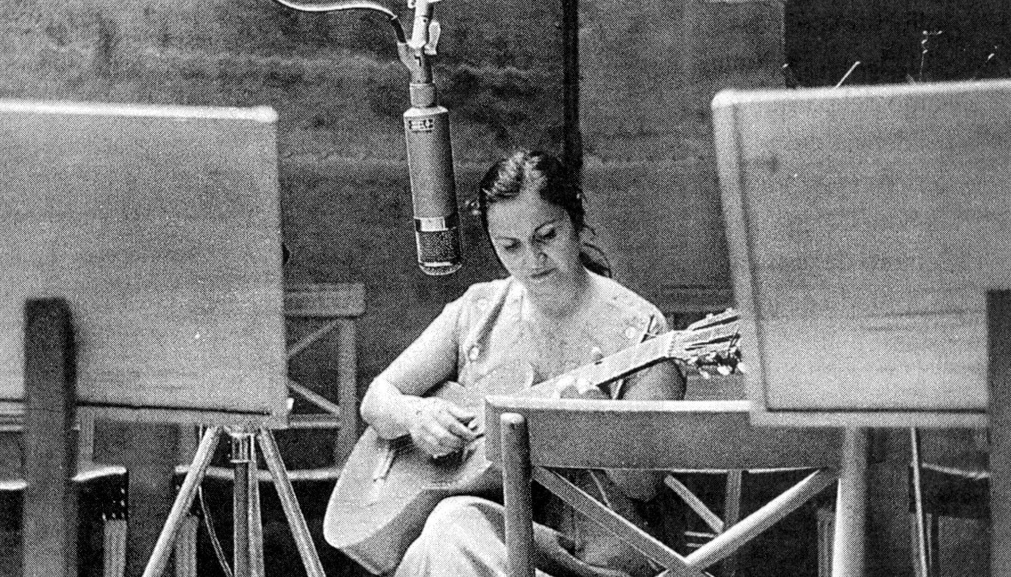 Violeta Parra en el estudio