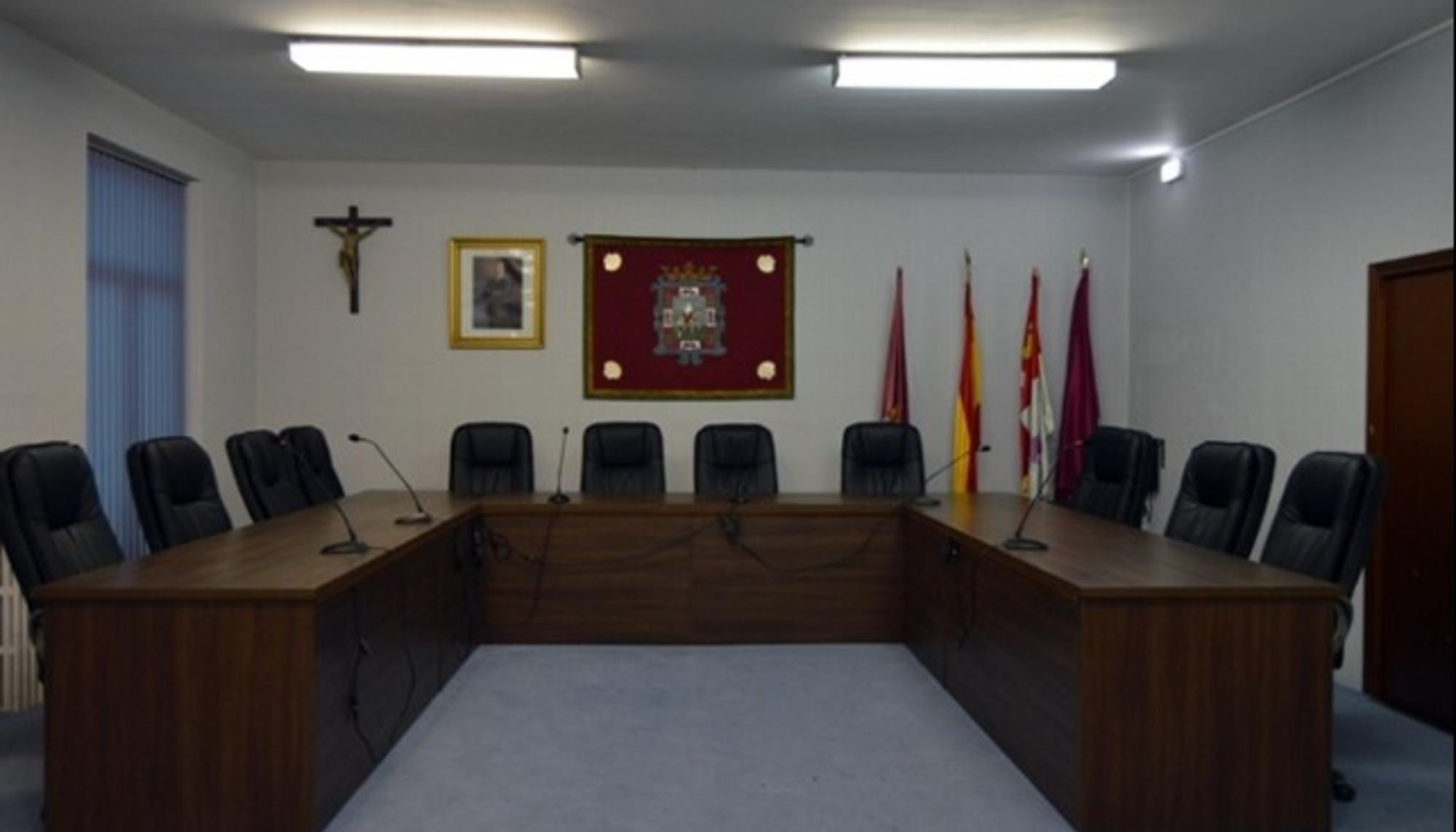 Un crucifijo preside con el PP el Salón de Plenos