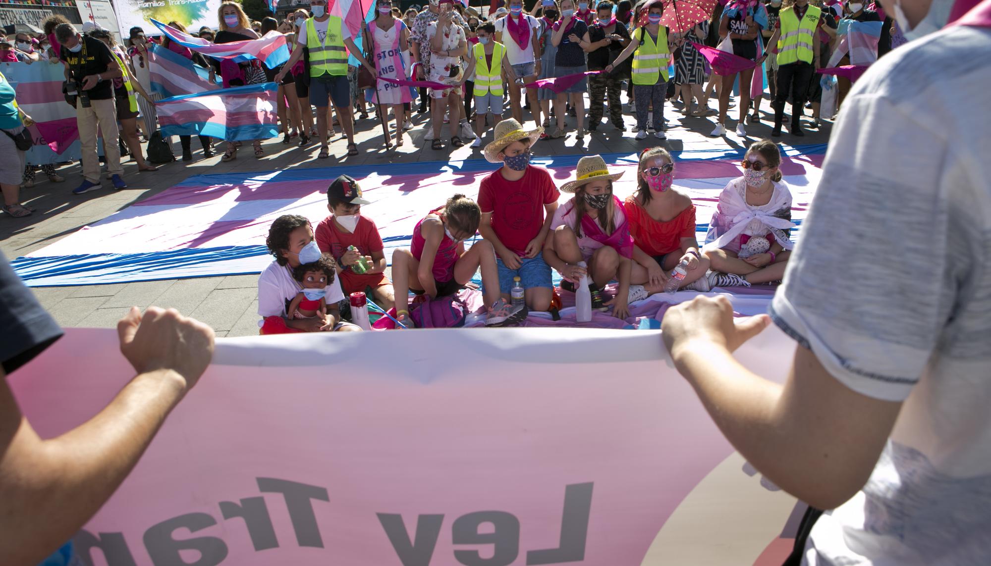 Familias Trans Aliadas se concentran en Sol para pedir una Ley Estatal