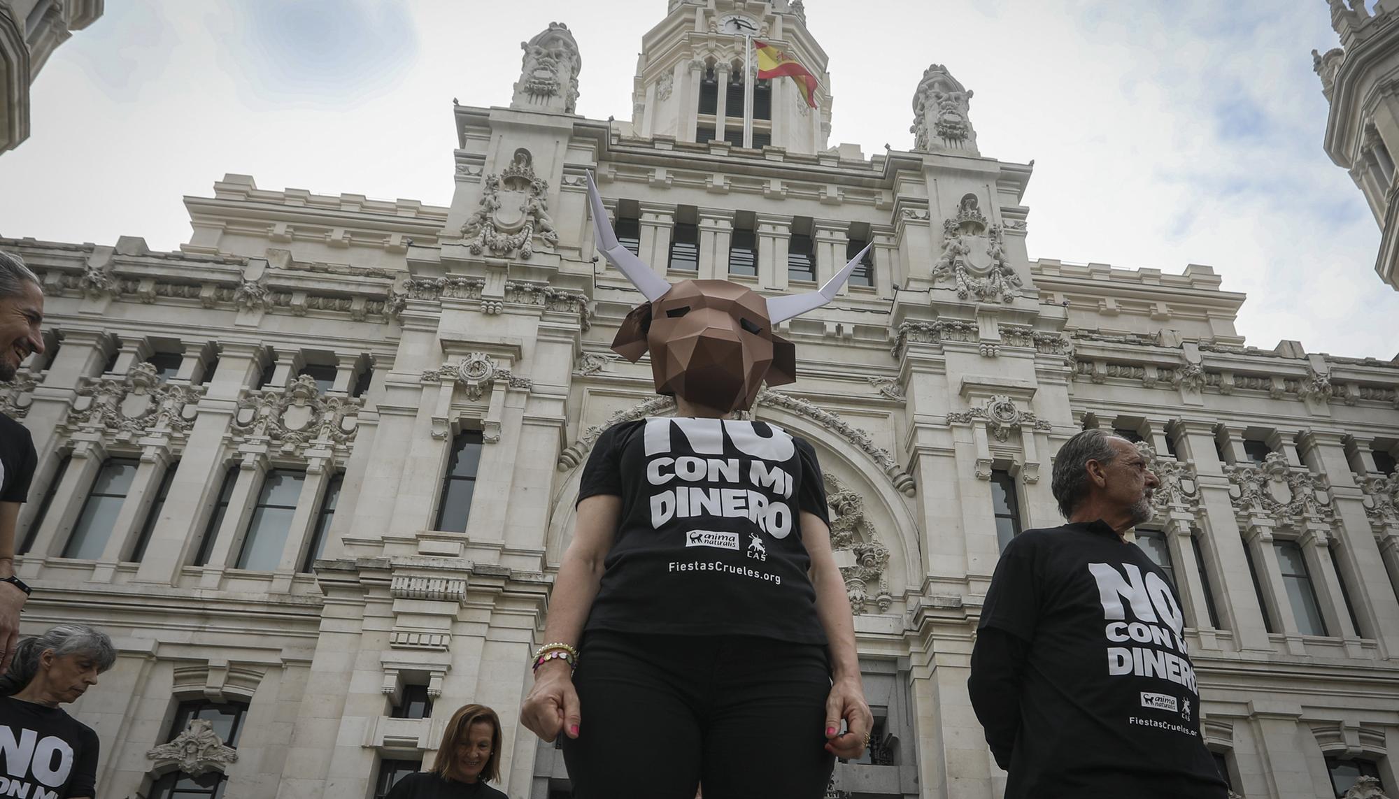 Concentración antitaurina frente al Ayuntamiento de Madrid - 1