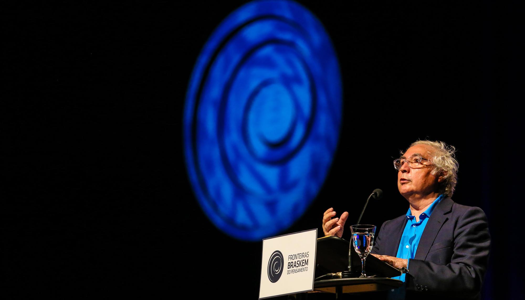 Manuel Castells durante una conferencia en el Teatro Castro Alves | Ulisses Dumas / Ag. BAPRESS