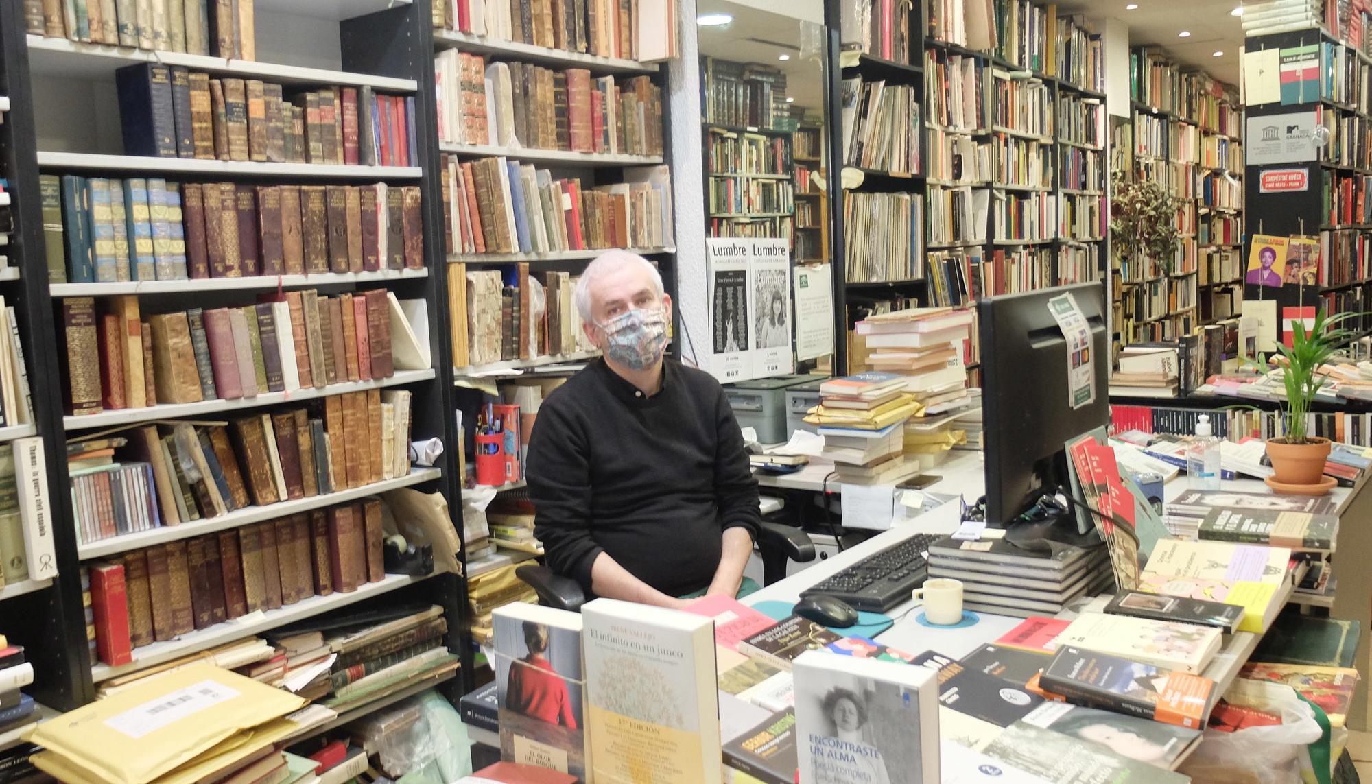 Librero Javier Ruiz librería Praga Granada