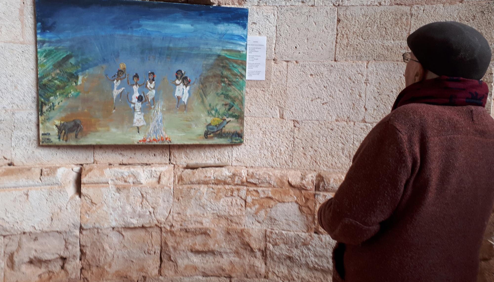 Pedro Corrons contempla uno de sus cuadros