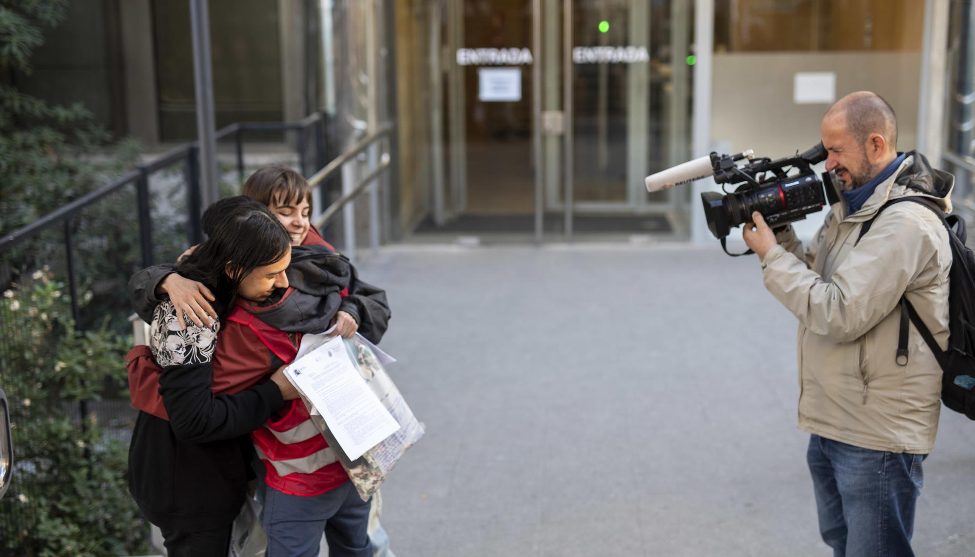 Salida de las detenidas tras la acción contra la crisis climática en el Museo del Prado - 3