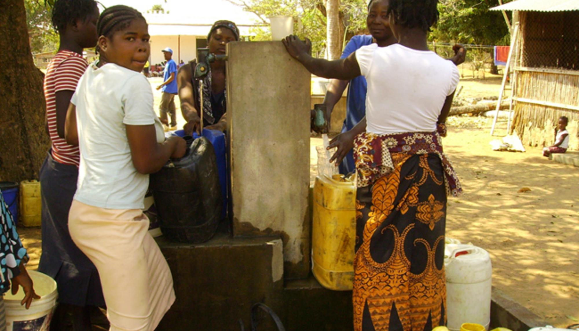 Fuente de agua en Funhalouro (Mozambique)