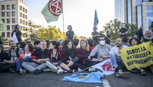 Arranca el juicio contra tres activistas climáticos por el bloqueo de un puente sobre la Castellana