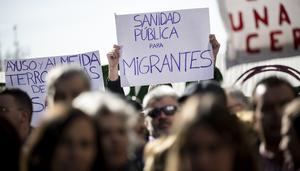 Por qué expulsar a las personas migrantes de la Sanidad, como pretenden Vox y PP, es ilegal