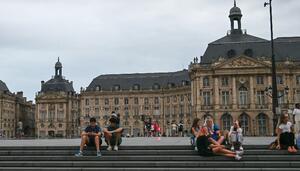 Francia veta las redes sociales a menores de 15 años: los límites de proteger mediante la prohibición