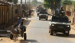 Gasolina con escolta en Mali y un gobierno militar asediado por yihadistas y milicias tuareg