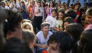 Cientos de personas arropan a Maricarmen en su segundo intento de desahucio