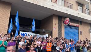La movilización popular aplaza diez días un desahucio en València