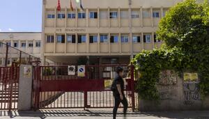 Familias de un cole de Madrid denuncian el cierre “arbitrario” de aulas que les deja sin plaza en el instituto