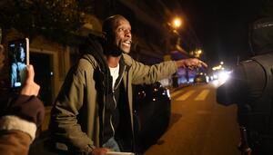 Serigne Mbaye, puesto en libertad tras la redada racista en la puerta de su casa