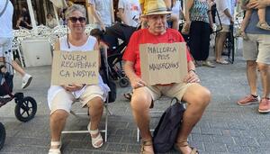 “Cenando a la fresca”: las vecinas mallorquinas ocupan las calles del centro contra la masificación