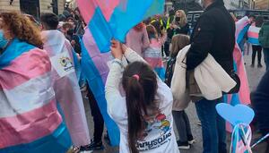 Familias que acompañan a las infancias trans: “No es solo mi hija, somos una familia trans”