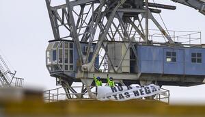 Manuel y Jesús, seis días de protesta en una grúa por los vetos laborales en el metal de Cádiz