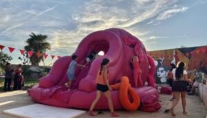 La artista Reyes Pe inaugura “Un parque para Parke”, una obra jugable para cicatrizar la dana