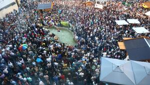 Una multitudinaria manifestación pide en Oviedo parar la marea fascista
