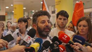 El activista Saif Abukeshek llega a Barcelona tras diez días secuestrado por Israel: “Volveremos a embarcarnos”