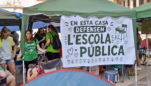 La acampada de docentes en València continúa mientras la negociación se estanca