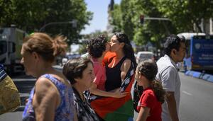 Elena y Camila, la historia detrás de la imagen del beso lésbico de nuestro archivo