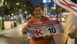 Fujimori y Sánchez luchan voto a voto en un Perú dividido en dos mitades exactas