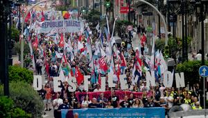 Galicia responde al desfile militar con una multitudinaria protesta por la paz
